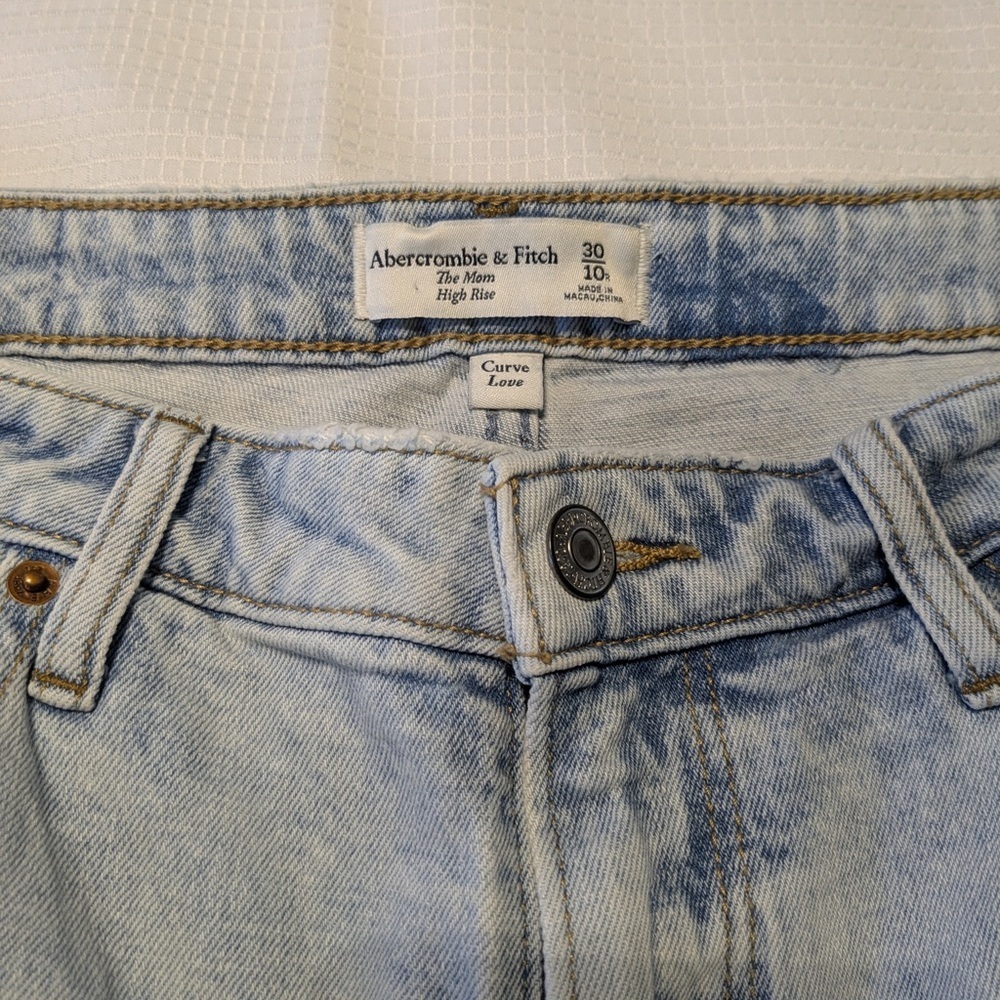 Abercrombie & Fitch The Mom High Rise Curve Love Light Wash Distressed 10R - Picture 6 of 7